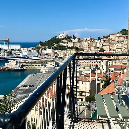 A40 - Ancona, Elegante Bilocale In Centro Con Vista Mozzafiato!